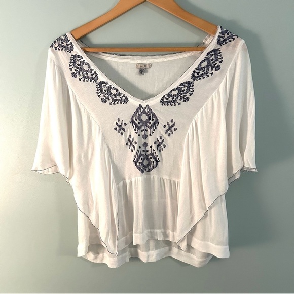 Ecote Tops - Urban Outfitters Ecote Embroidered Flutter Sleeve Top. Size Medium.